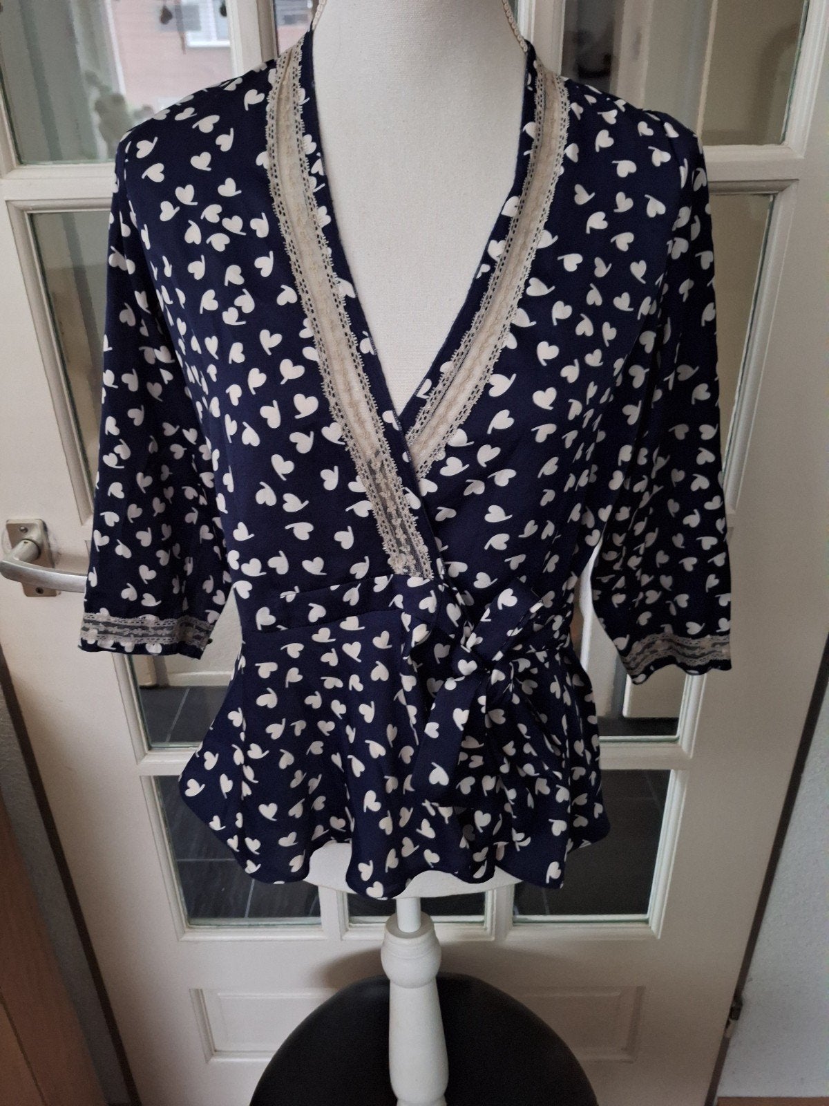 🌹GUESS LEUK WIT BLAUW WIKKEL BLOUSJE Mt40, Maat 38/40 (M), Blauw, Nieuw, Ophalen of Verzenden