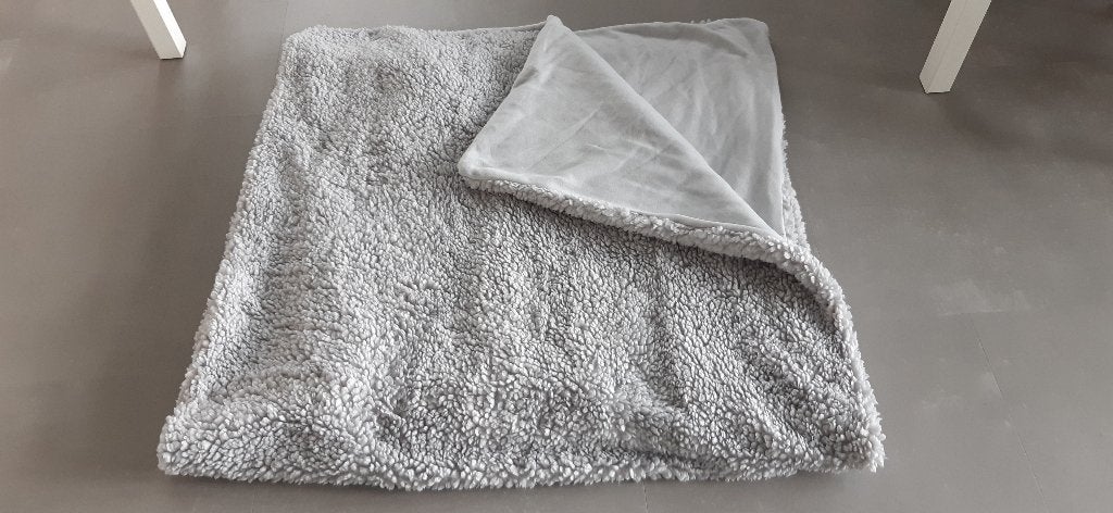 EEN DIKKE  WOONDEKEN -PLAIDS  1X GEBRUIKT MAAT 220X200, Woondeken, Ophalen of Verzenden, Zo goed als nieuw, Overige materialen
