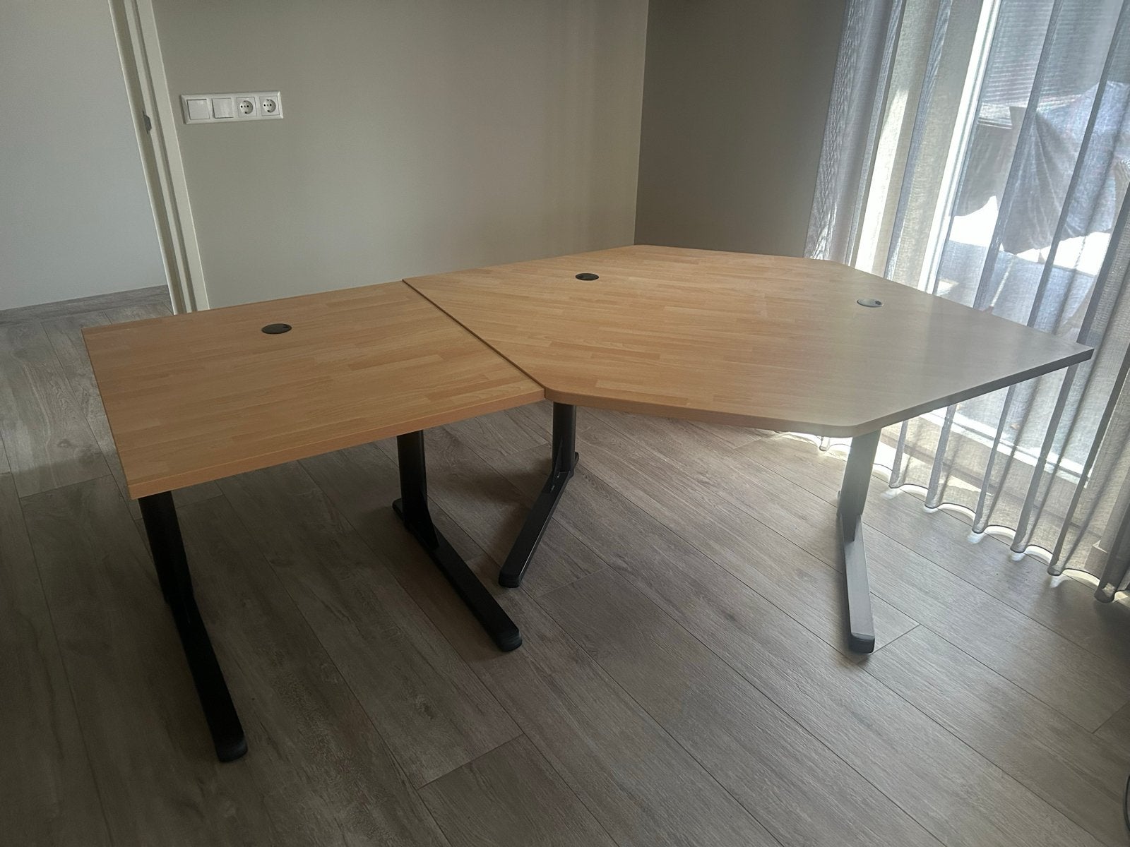 Ruim hoekbureau met kabelmanagement, Gebruikt, Hout, Kabelgoot, Hoekbureau