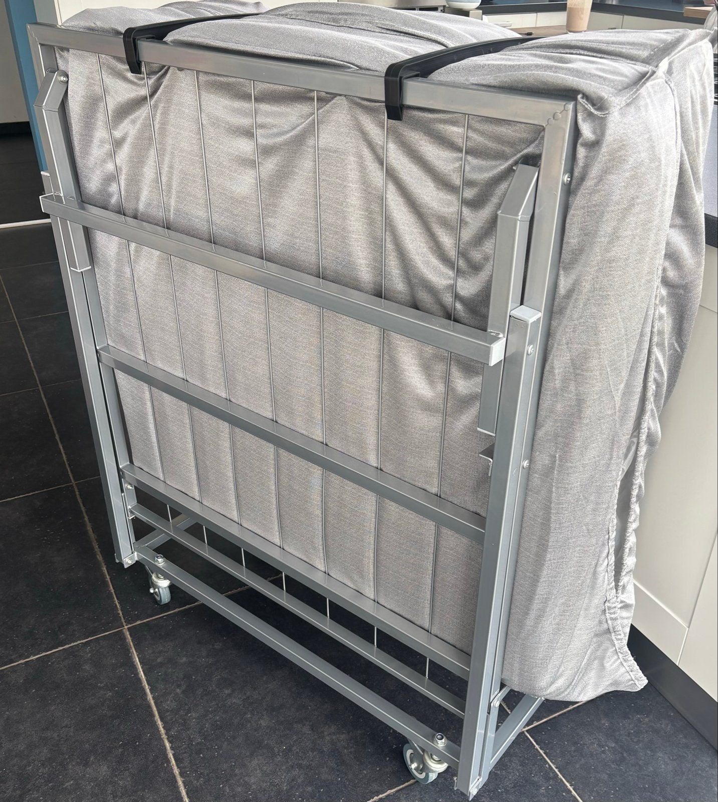 Opklapbaar logeerbed 90x200 cm – metalen frame op wielen, Ophalen, 90 cm, Eenpersoons, Zo goed als nieuw
