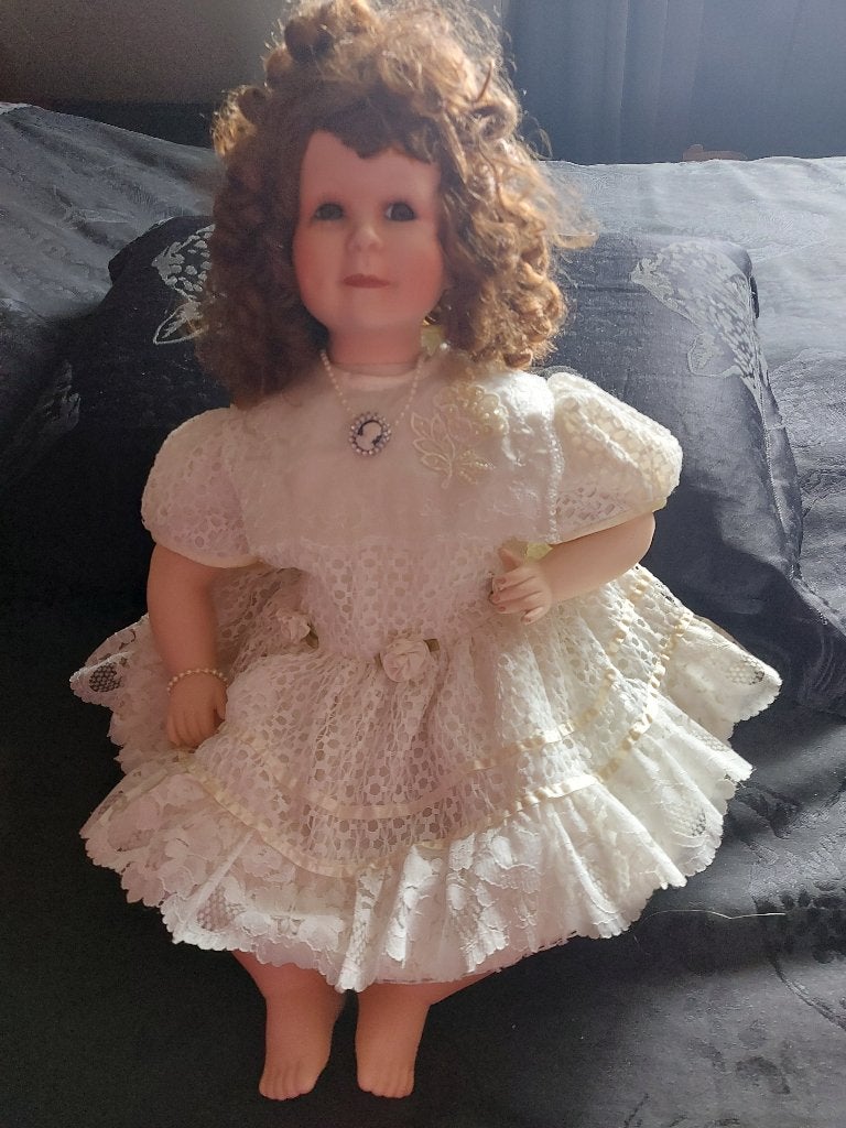 prachtige porseleinen pop ca. 56 cm(zittend), Verzamelen, Poppen, Ophalen of Verzenden, Zo goed als nieuw, Pop