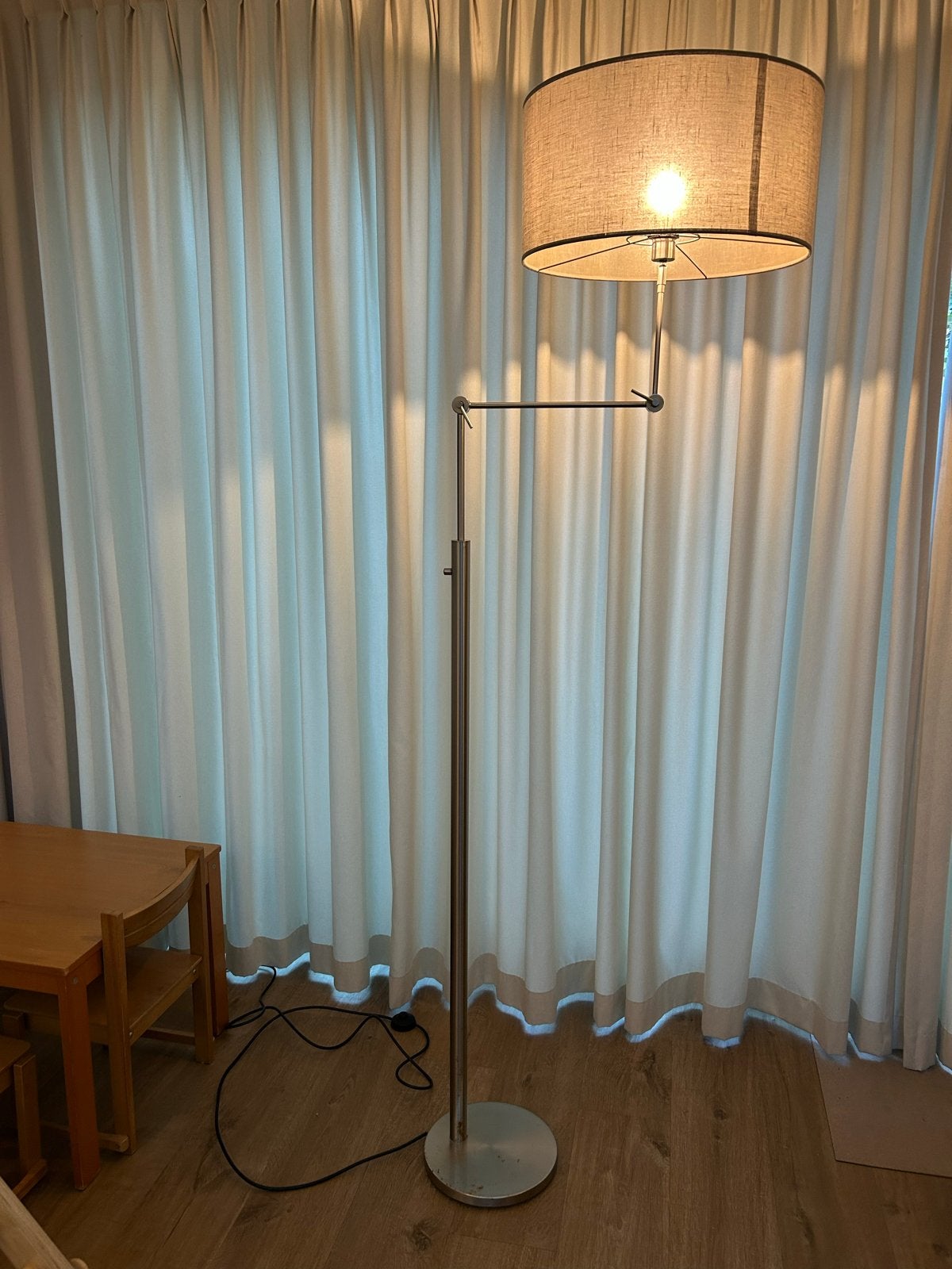 Design Staande Vloerlamp Dimbaar met Verstelbare Kap, Huis en Inrichting, Ophalen, Gebruikt, E27 (groot), Metaal