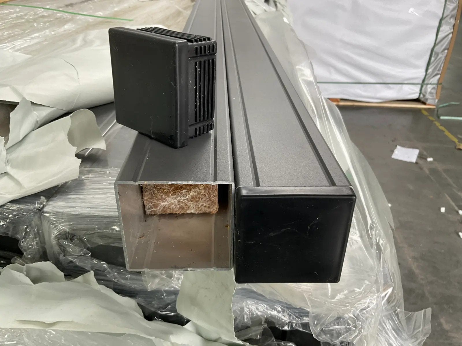 Nieuwe aluminium schuttingpalen 68 x 68 x 2700 mm., Nieuw, Ophalen of Verzenden, Balk, Overige houtsoorten