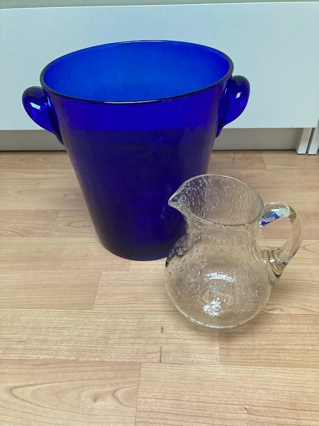 La Verrerie de Biot wijnkoeler blauw+wijnkannetje Gesigneerd, Antiek en Kunst, Ophalen of Verzenden, Overige typen, Glas, Gesigneerd
