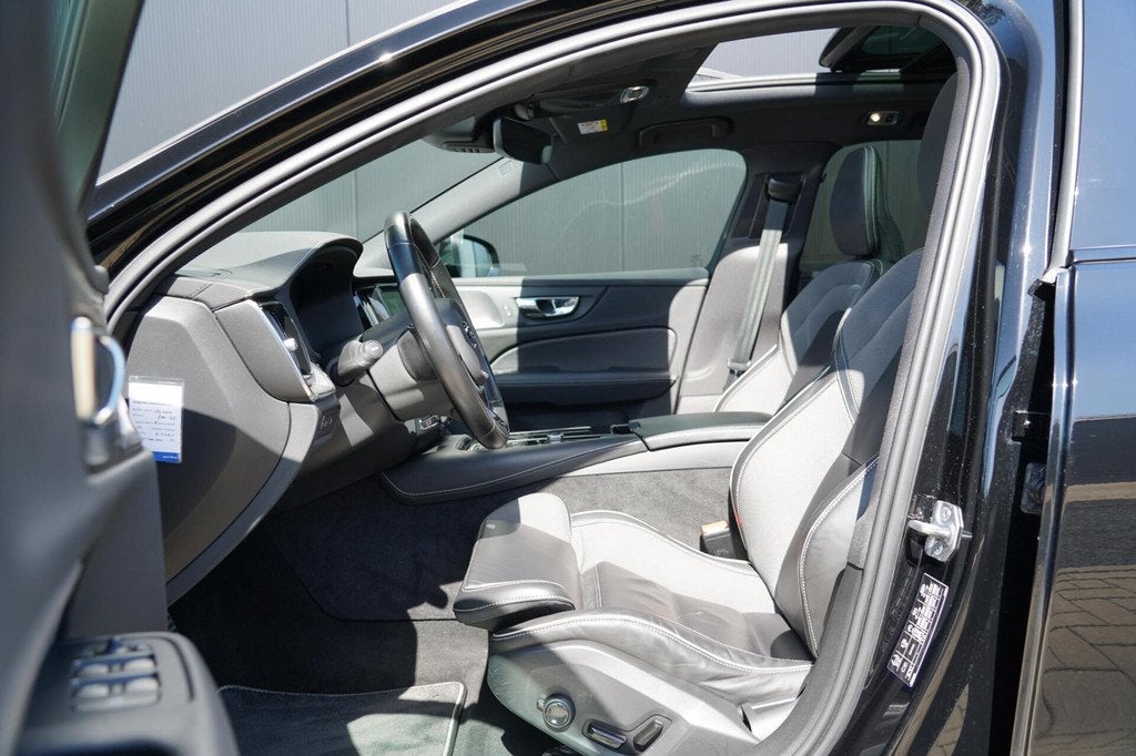 Volvo V60 2.0 T8 Recharge AWD R-Design | Schuif/kanteldak |, Auto's, Volvo, Gebruikt, 4 cilinders, Leder en Stof, Zwart