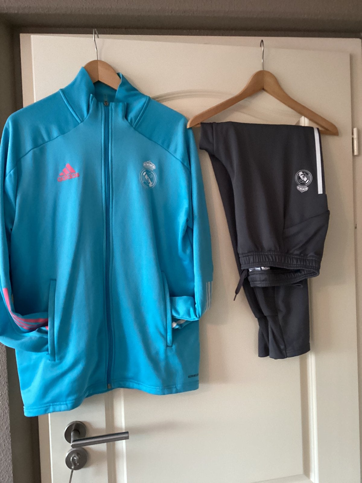 Prachtig trainingspak Adidas Maat L te koop., Ophalen of Verzenden, Zo goed als nieuw, Blauw, Algemeen