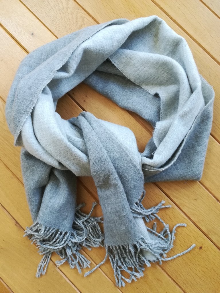 Omslagdoek sjaal pasmina grijs, Ophalen of Verzenden, Zo goed als nieuw, Maat 46/48 (XL) of groter, Sjaal