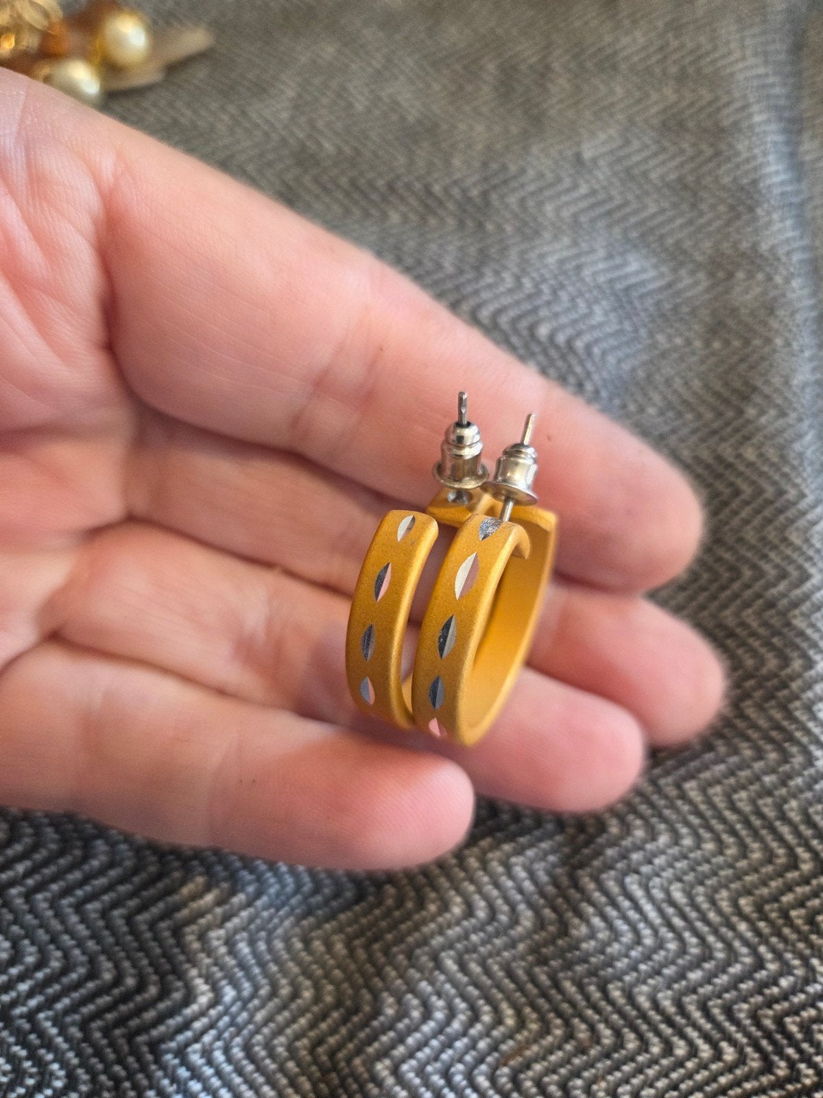 Nieuwe gele oorbellen met zilveren details, Overige materialen, Geel, Nieuw, Ophalen of Verzenden