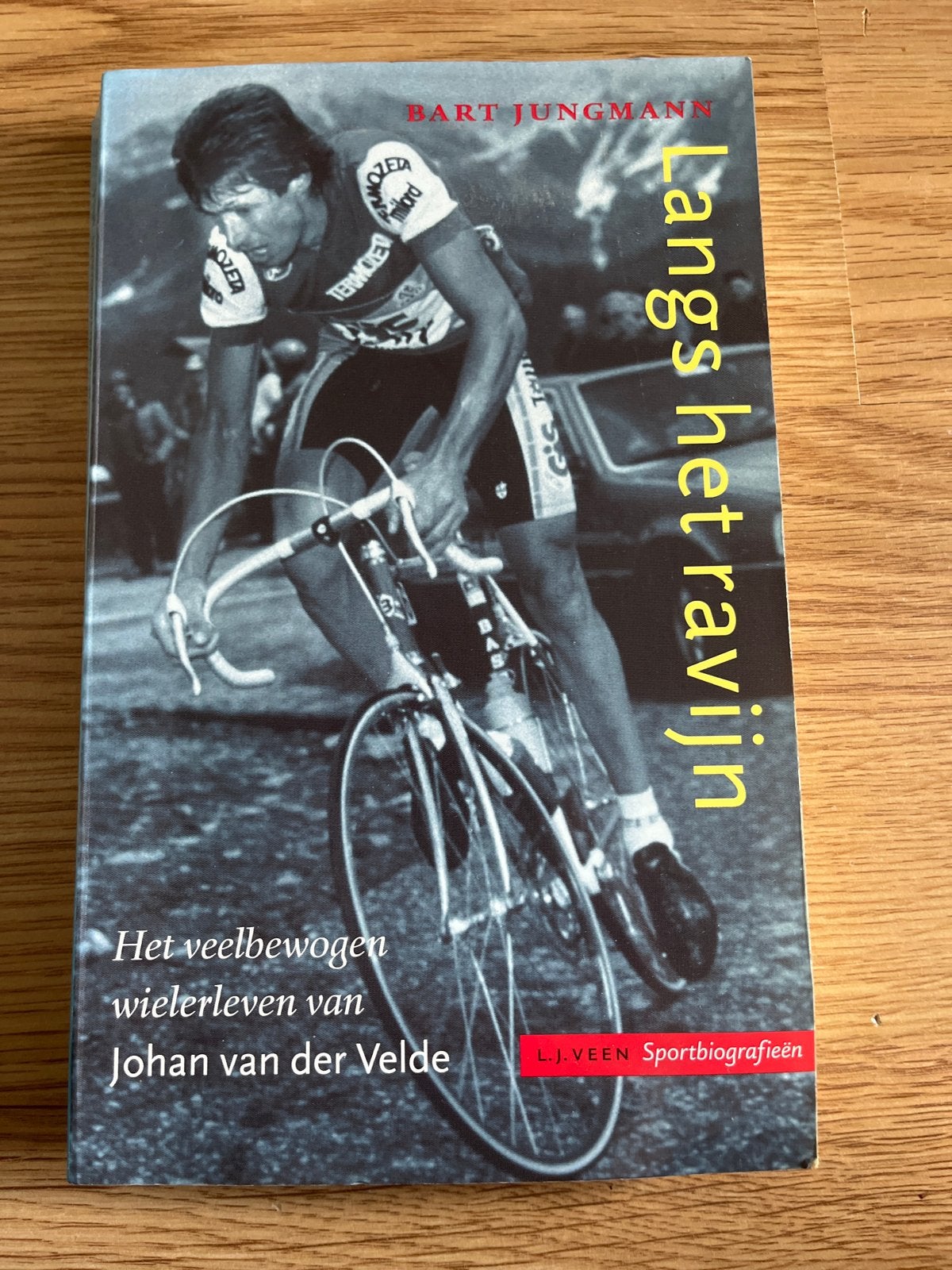 Langs het ravijn - Het wielerleven van Johan van der Velde, Ophalen of Verzenden, Gelezen, Lopen en Fietsen