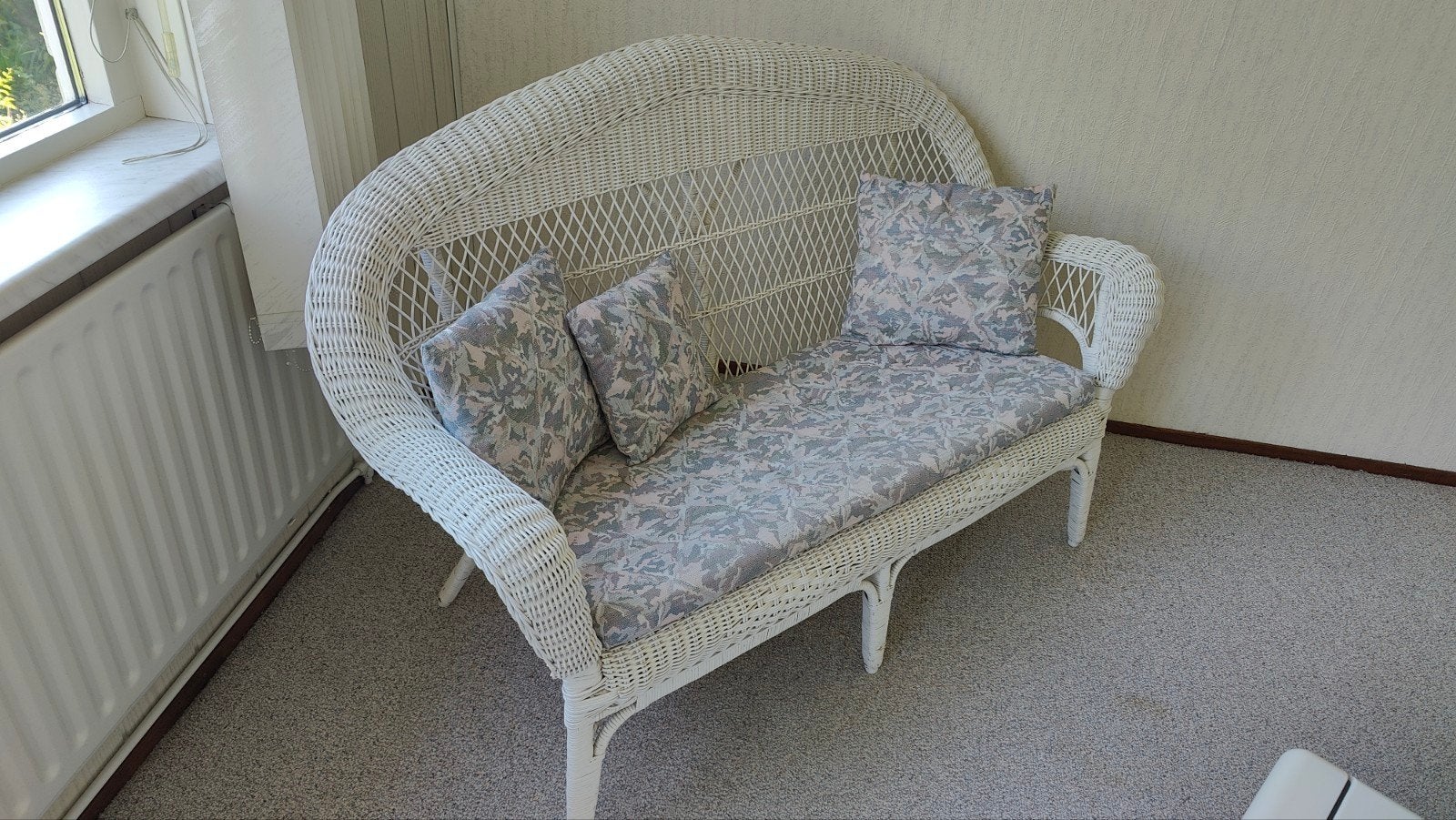 Witte rieten bank, stoel en hocker met kussens, Ophalen, 150 tot 200 cm, Tweepersoons, 75 tot 100 cm