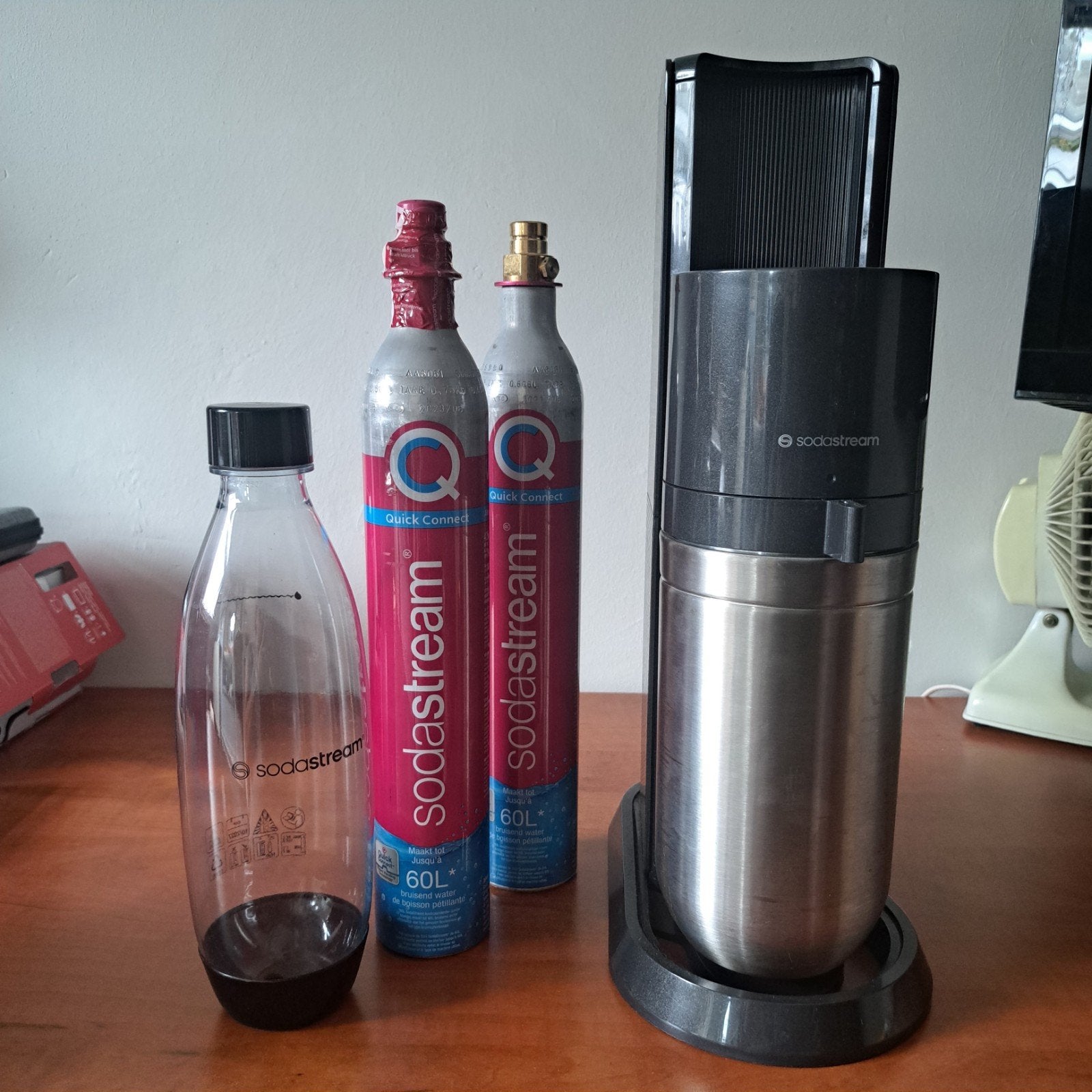 Sodastream met 2 CO2 cilinders en fles, Witgoed en Apparatuur, Ophalen, Gebruikt