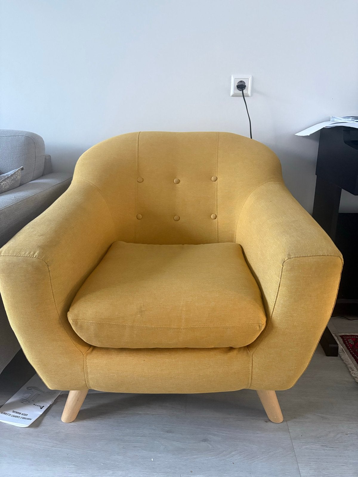 Gele fauteuil met houten poten, Ophalen of Verzenden, Gebruikt, Stof, 75 tot 100 cm