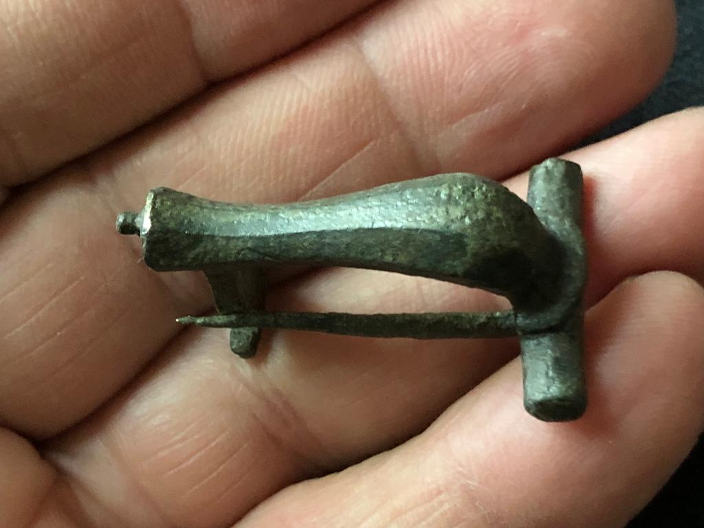 Bodemvondst ROMEINSE Knie FIBULA intacte mantelspeld 1800jr, Ophalen of Verzenden