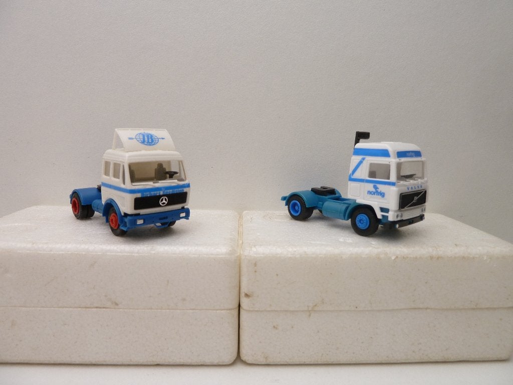 Mercedes SK & Volvo F12 Globetrotter  '  1/87, Ophalen of Verzenden, Zo goed als nieuw, Bus of Vrachtwagen, Overige merken