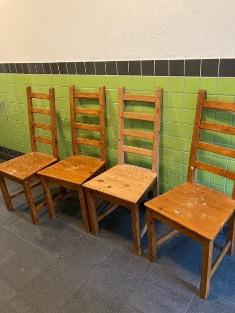 Gratis: vier houten eetkamerstoelen, Ophalen, Gebruikt, Bruin, Vier