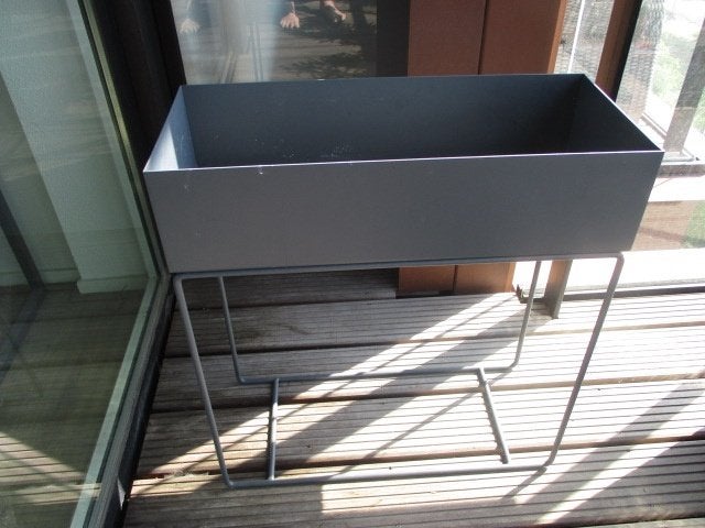 Bloembak Grijs: B 60cm, D 25cm, H 65cm, Ophalen, Gebruikt, Metaal, 60 tot 100 cm