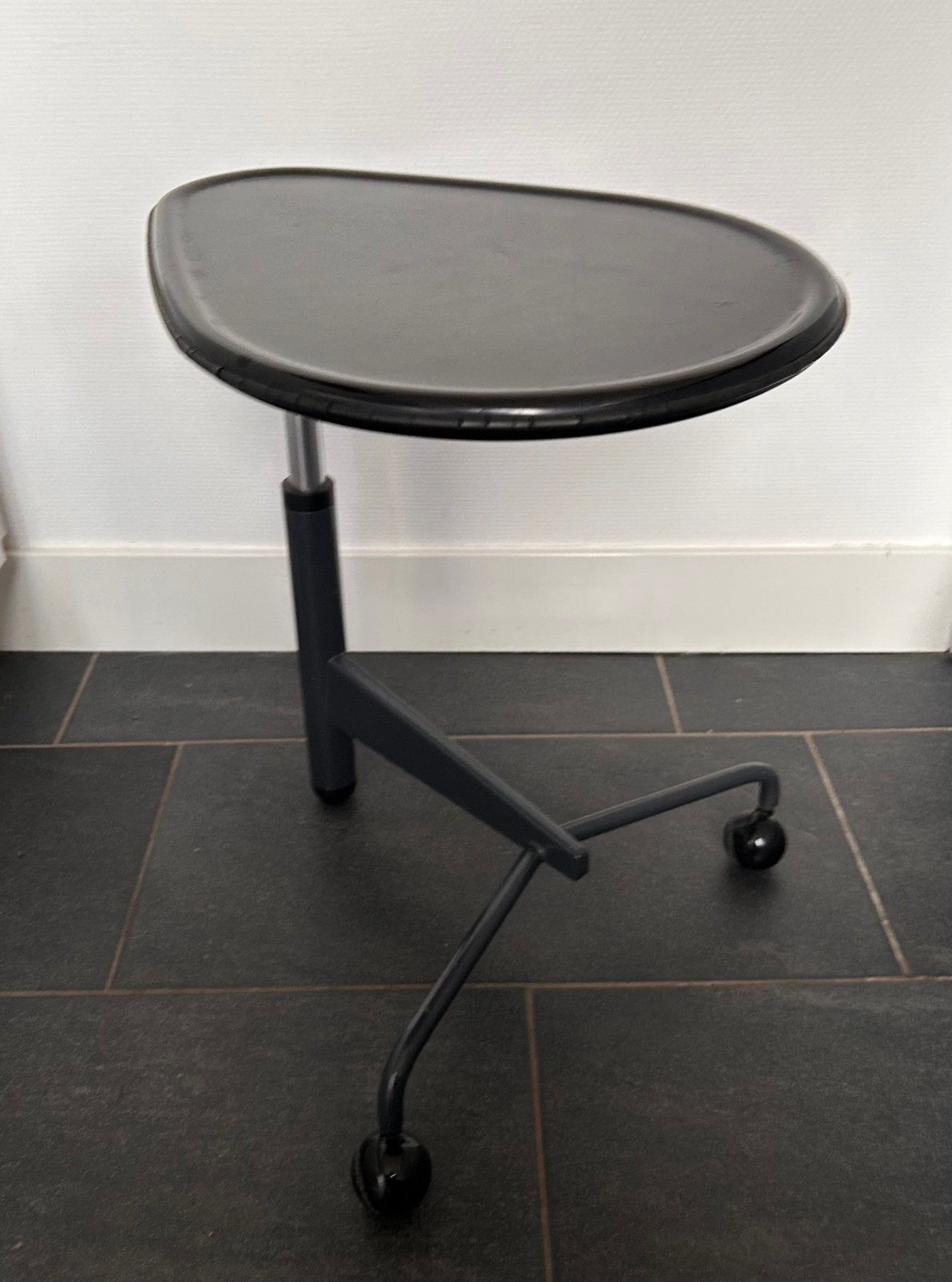 Bijzondere vintage Cassina Kick bijzettafel – Toshiyuki Kita, Minder dan 55 cm, Ophalen of Verzenden, Zo goed als nieuw, 60 cm of meer