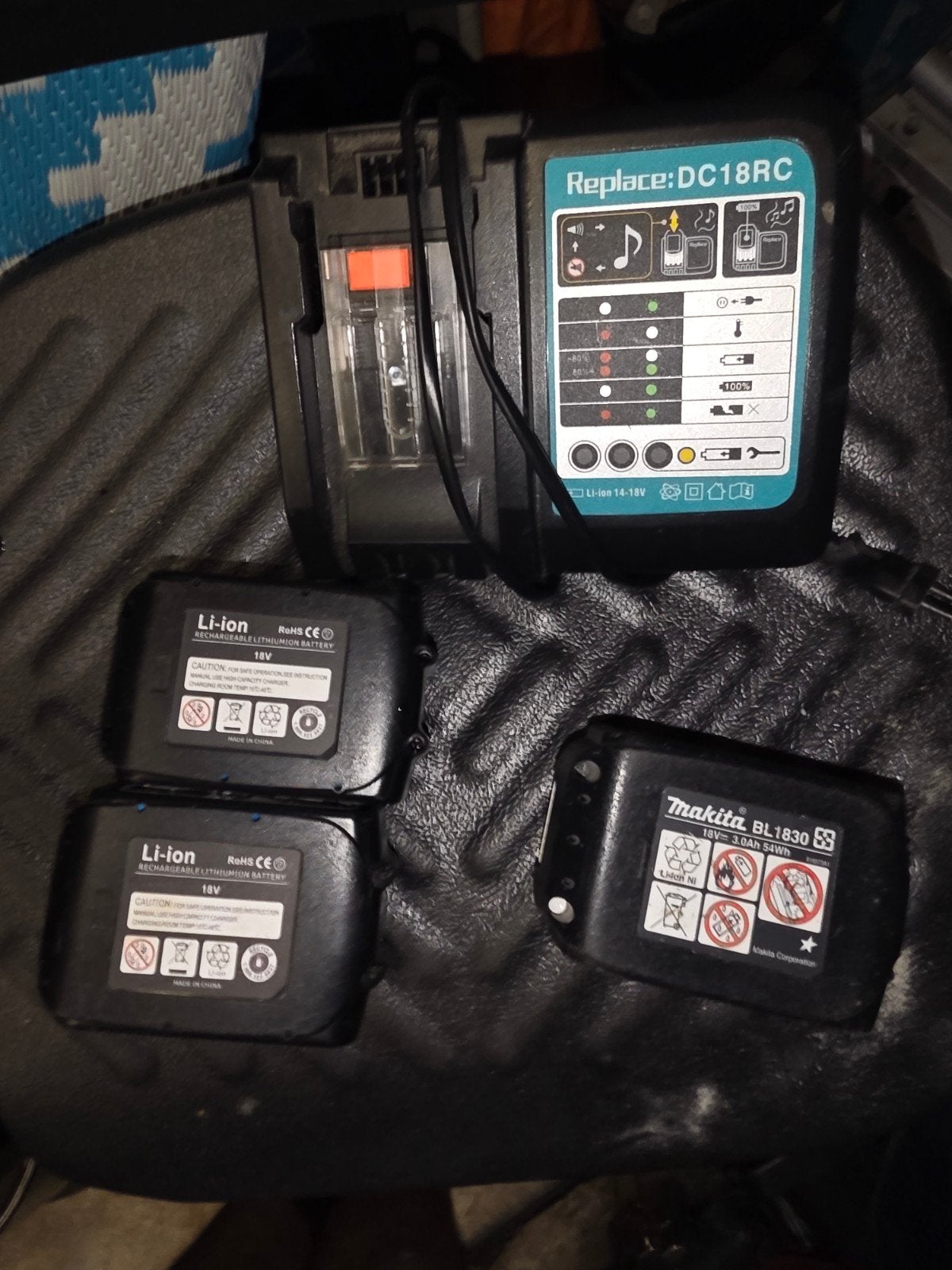 Makita Acculader met 3 accu's (1 defect), Ophalen of Verzenden, Gebruikt