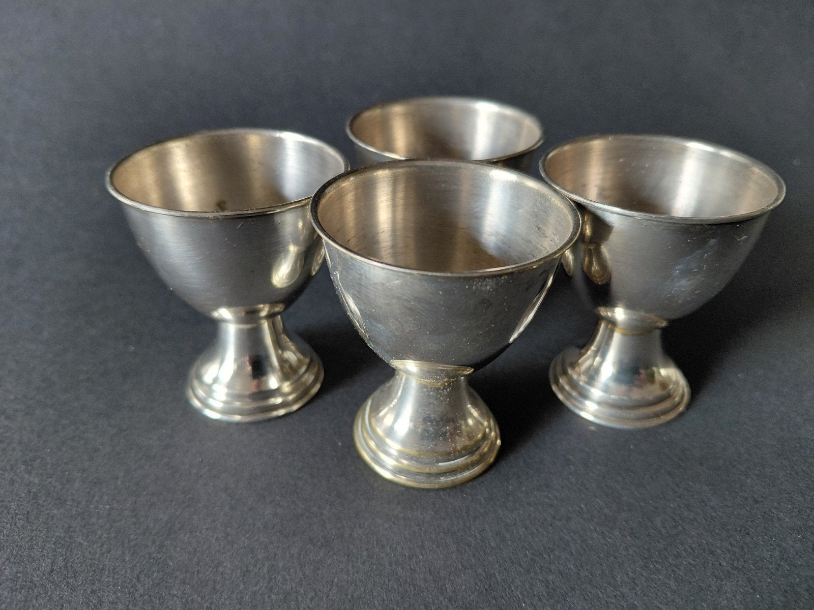 Set van 4 zilverkleurige eierdopjes, Antiek en Kunst, Ophalen of Verzenden, Zilver