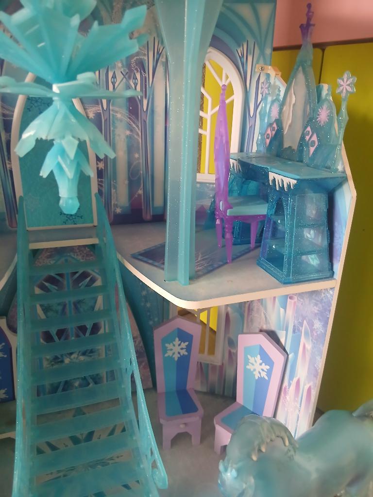 Groot houten Frozenbarbie huis tekoop, Kinderen en Baby's, Speelgoed | Poppenhuizen, Ophalen, Gebruikt, Poppenhuis