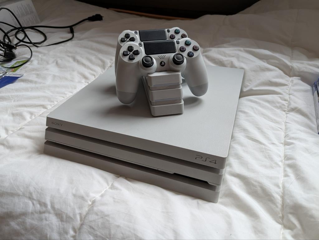 PlayStation 4 Pro wit 1TB met twee controllers en games, Ophalen of Verzenden, Zo goed als nieuw, Wit, Met games
