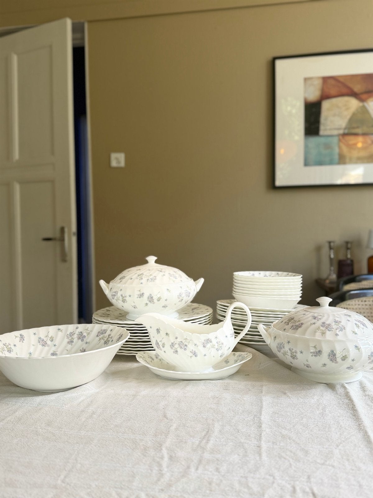 Prachtig Wedgwood April Flowers Servies 36-delig Bone China, Klassiek, Ophalen of Verzenden, Zo goed als nieuw, Wedgwood