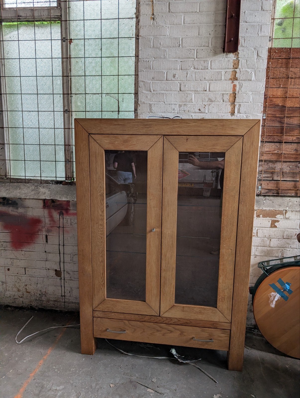 Massief eikenhouten vitrinekast met glazen deuren, Huis en Inrichting, Kasten | Vitrinekasten, Ophalen, Glas, Gebruikt, 100 tot 150 cm