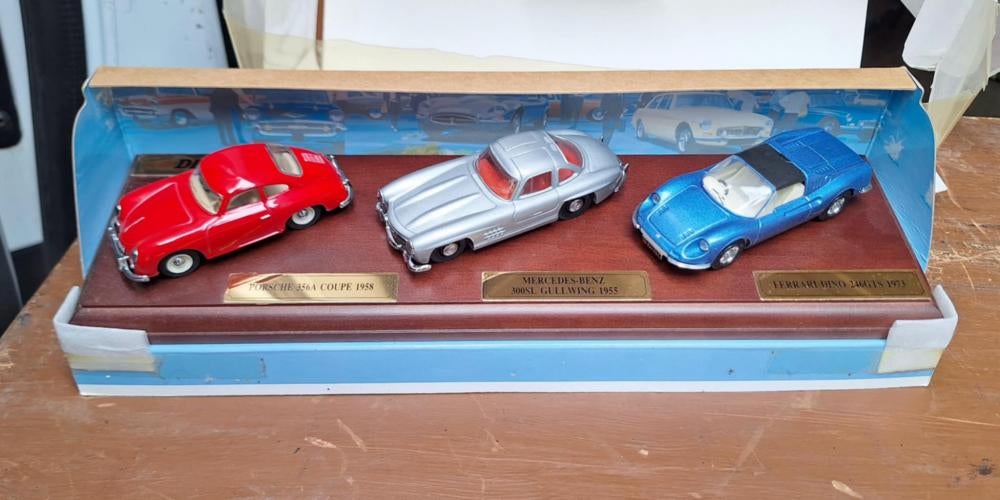 Dinky Toys klassieke auto's set op houten sokkel., Auto, ., Nieuw, Dinky Toys
