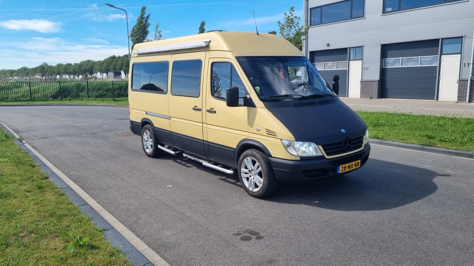 Mercedes-Benz Sprinter camper L2H2 zandgeel/ zwart, Caravans en Kamperen, Campers, Chemisch toilet, Buscamper of Camperbus, Diesel