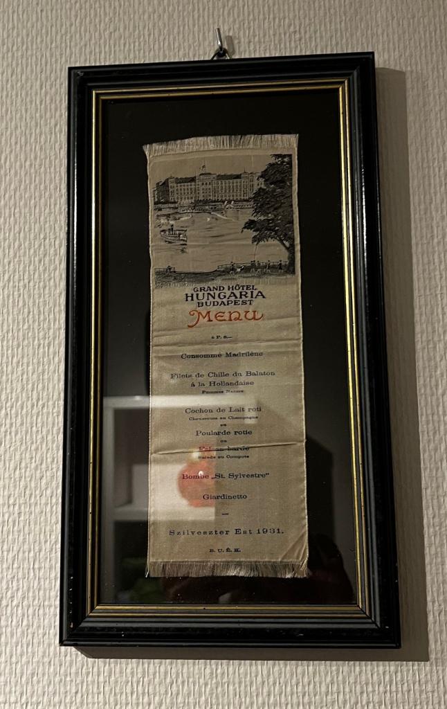 Lijstje met zijden menukaart Grand Hotel Hungaria Budapest, Antiek en Kunst, Curiosa en Brocante, Ophalen of Verzenden