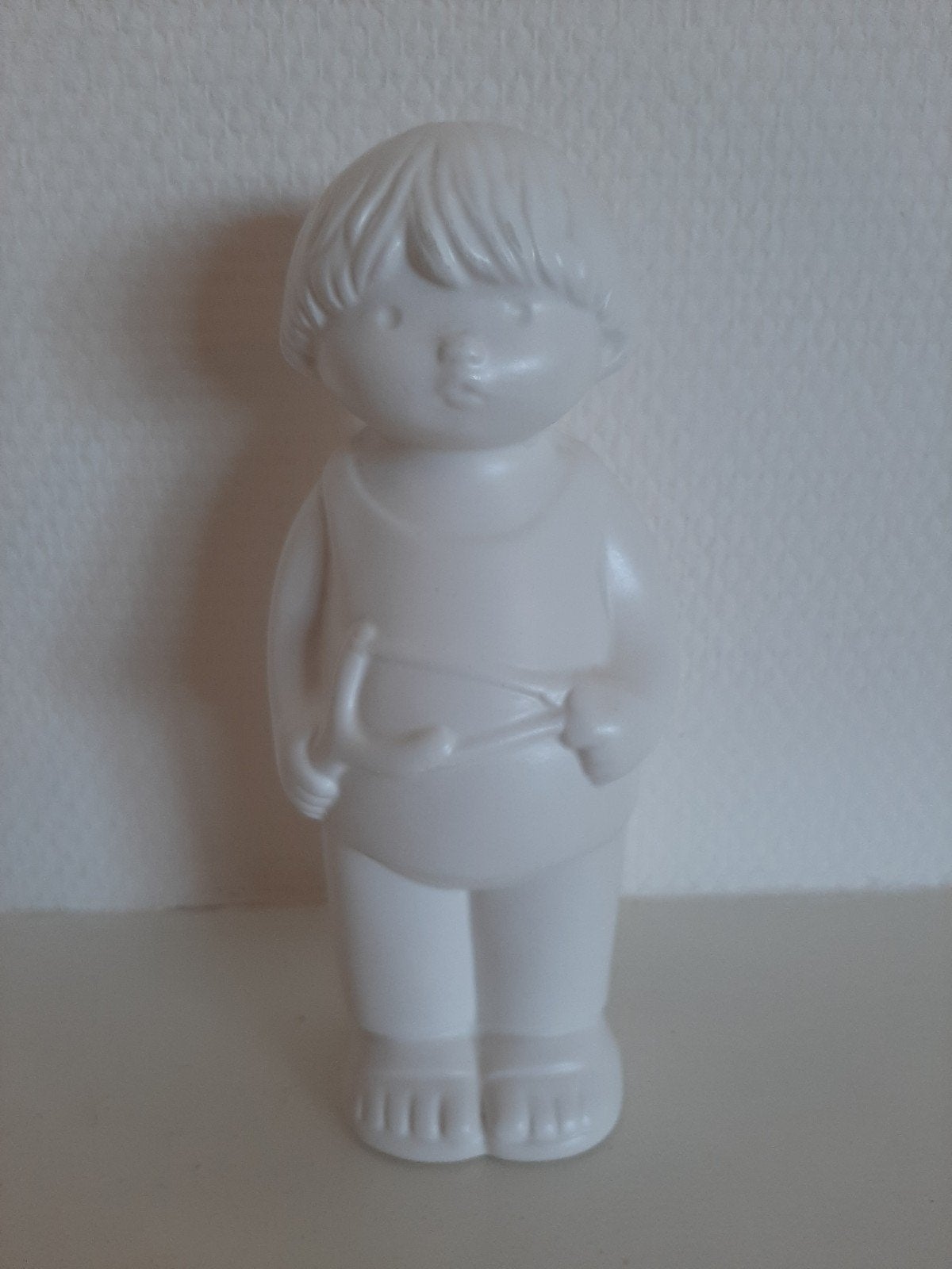 Wit beeldje jongen met katapult, Verzamelen, Ophalen of Verzenden, Zo goed als nieuw, Mens