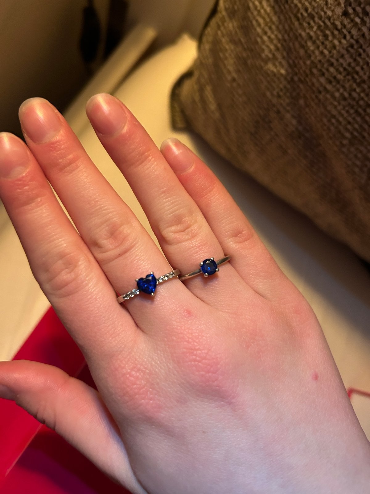 Set van 2 zilverkleurige ringen met blauwe stenen, Ophalen of Verzenden, Zo goed als nieuw, 17 tot 18, Met edelsteen