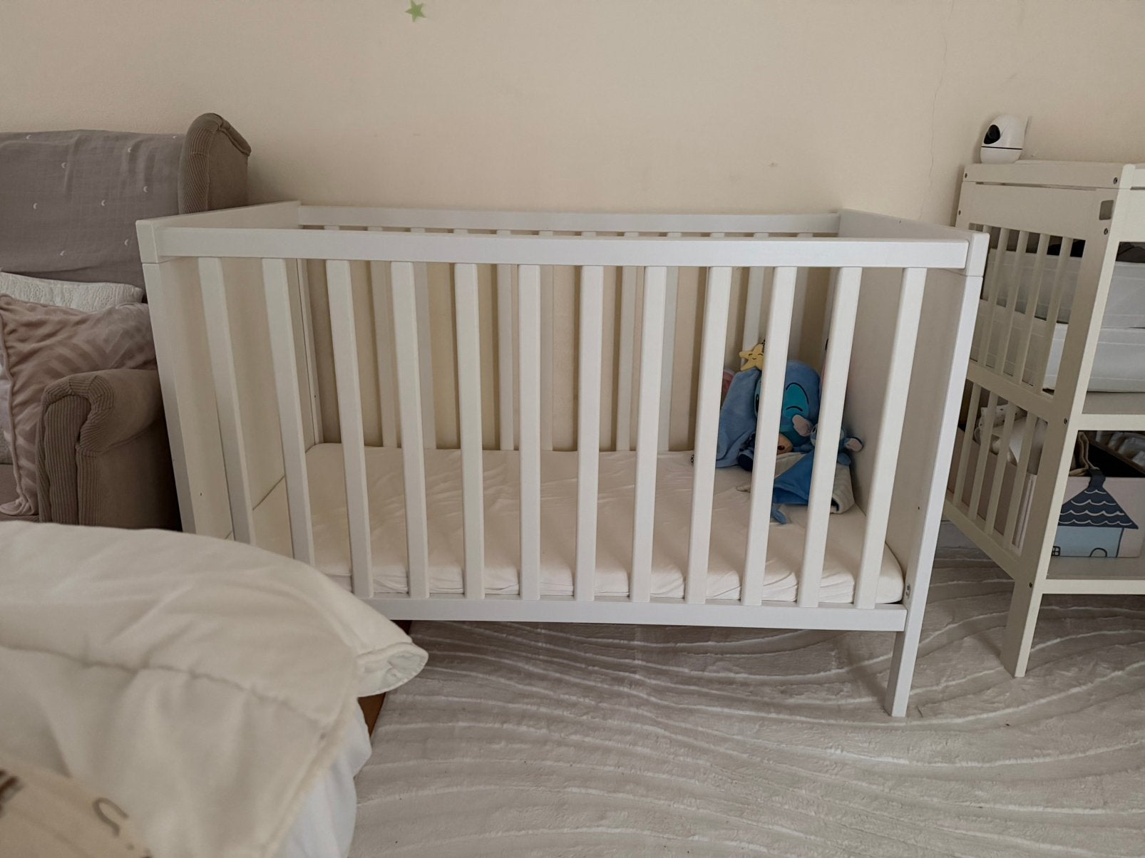 Nieuwe Sundvik Ikea Babybed, Ophalen, Zo goed als nieuw, Ledikant