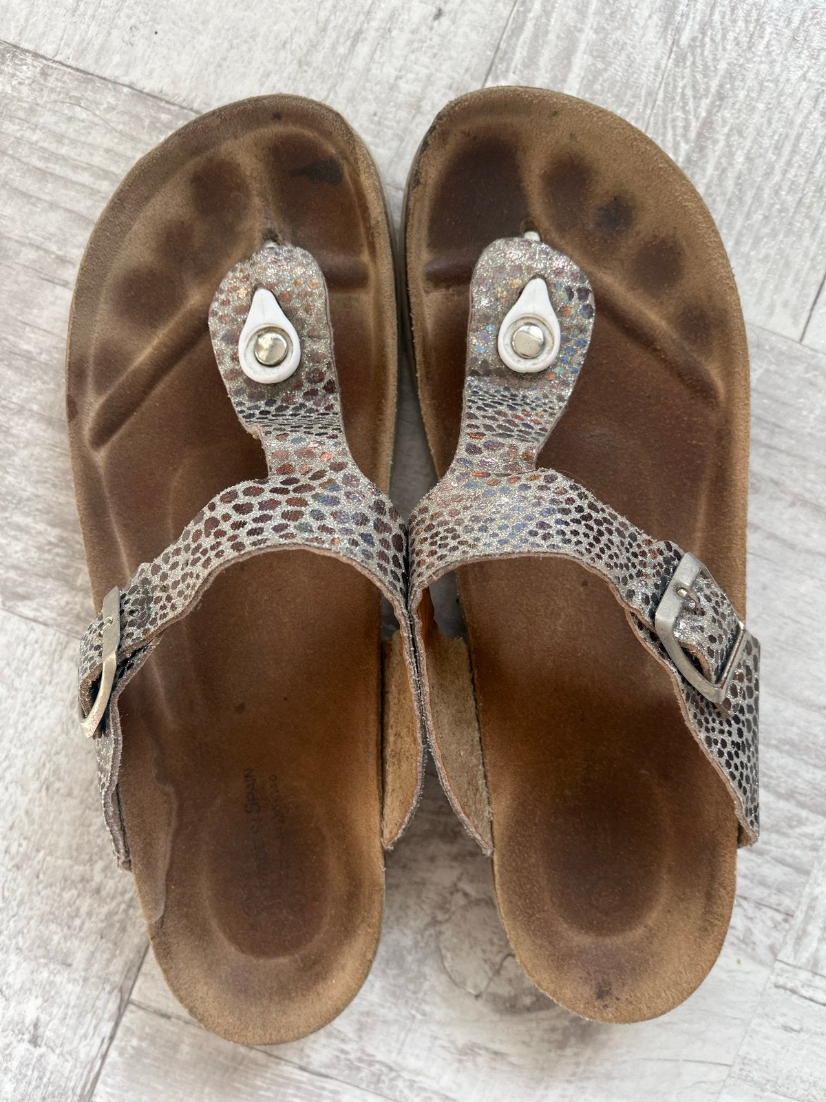 Zilveren panterlook slippers maat 38 met kurk en leer, Slippers, Overige kleuren, Ophalen of Verzenden, Zo goed als nieuw