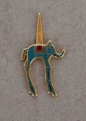 Org Salvador Dalí Emaille Pin-Ruimteolifant(London Vintage), Ophalen of Verzenden, Zo goed als nieuw