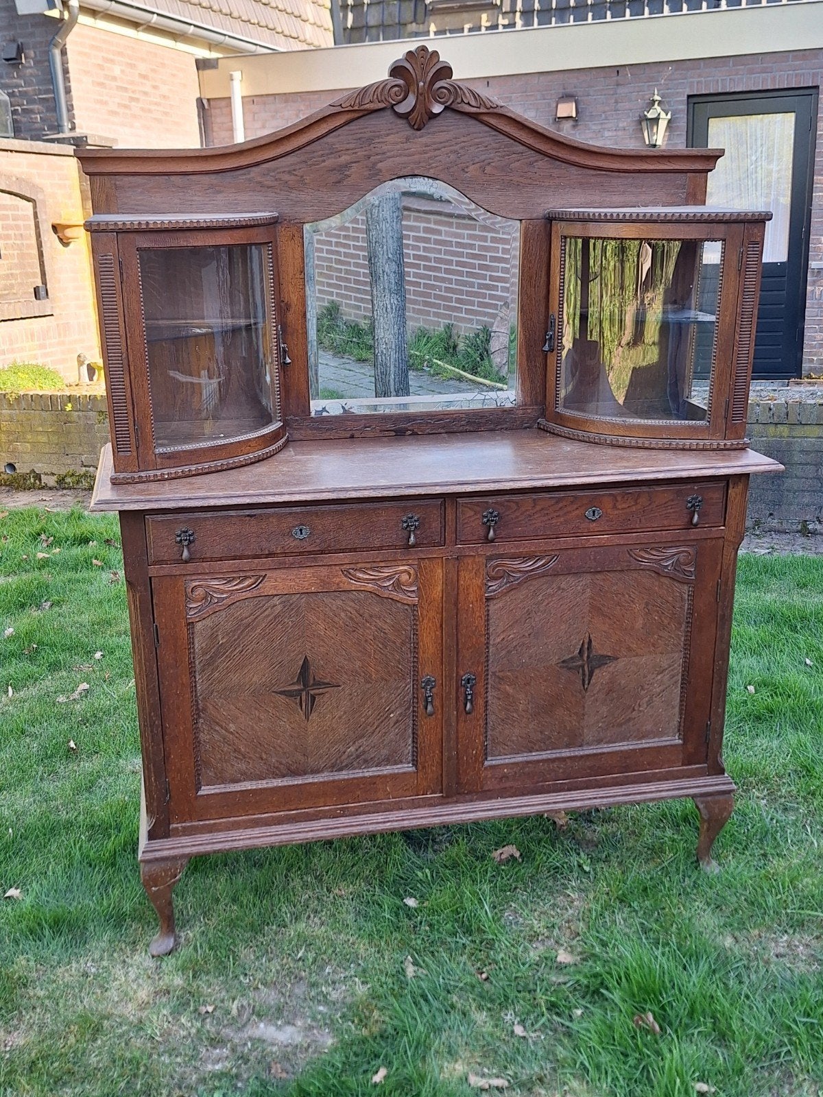 Antiek dressoir met spiegel en vitrinekasten, Ophalen