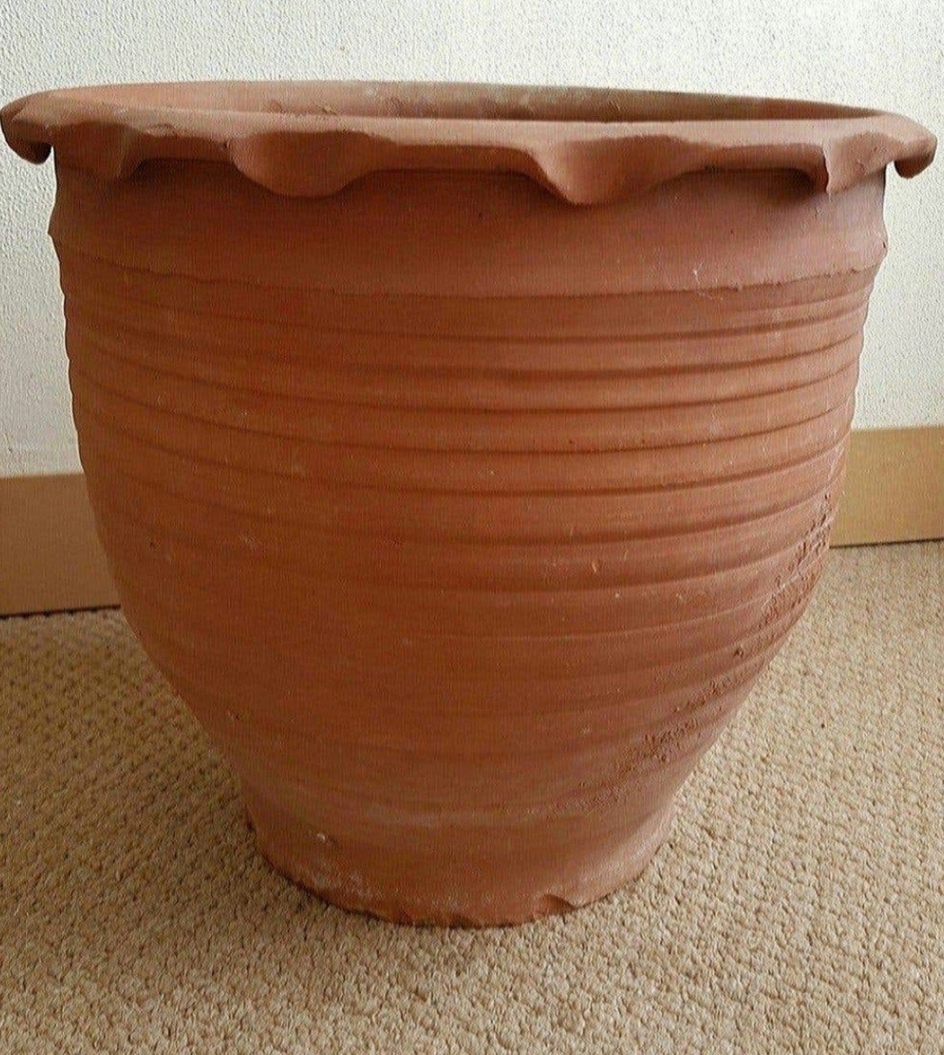 Terracotta bloempot plantpot bewerkt met schulpkraag, Rond, Zo goed als nieuw, Minder dan 40 cm, Binnen