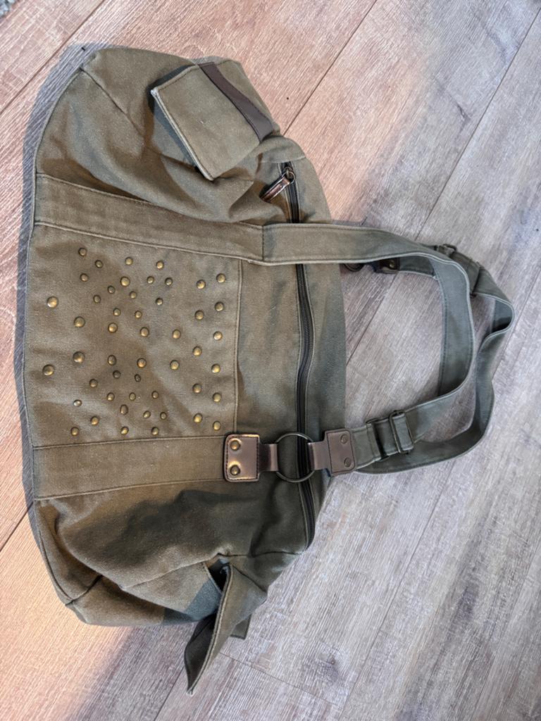 Legergroene Schoudertas met Gouden Studs en Rits, Sieraden, Tassen en Uiterlijk, Tassen | Schoudertassen, Ophalen of Verzenden
