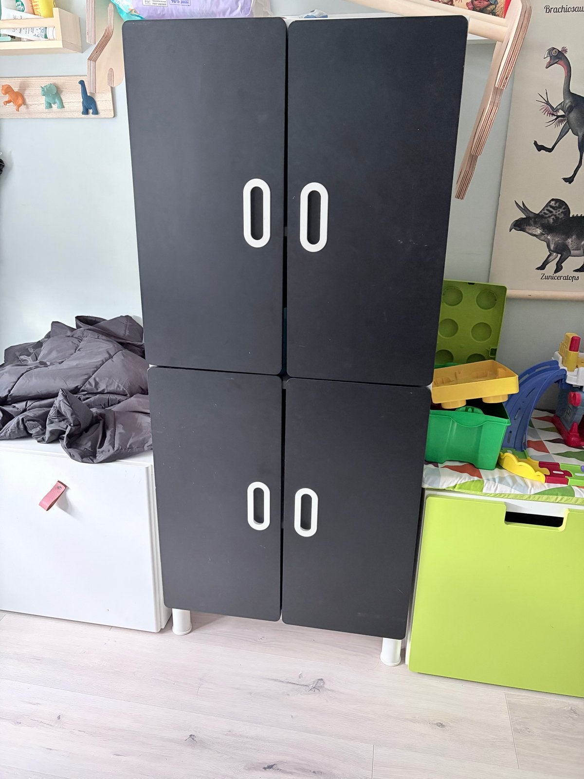 Zwarte opbergkast met 4 deuren en poten - IKEA smastad, Huis en Inrichting, Ophalen, Gebruikt