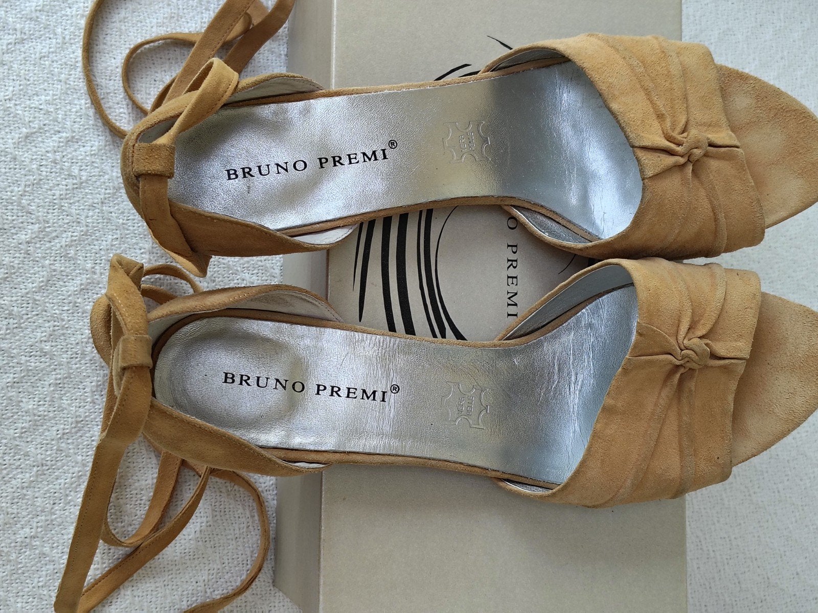 Bruno Premi suède sandalen met bandjes - jaren '90, Kleding | Dames, Schoenen, Bruno Premi, Beige, Gedragen, Sandalen of Muiltjes