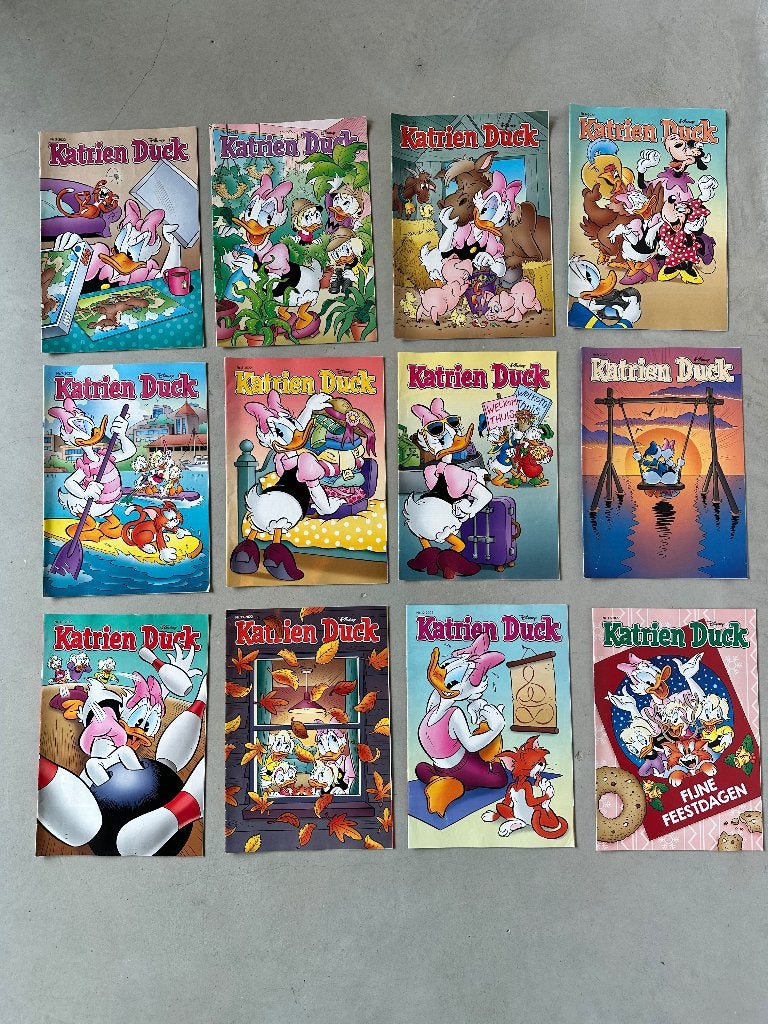 Katrien Duck jaargang 2022 — nummers 3 t/m 13 + bonus nr, Boeken, Walt Disney, Ophalen of Verzenden, Zo goed als nieuw, Meerdere stripboeken