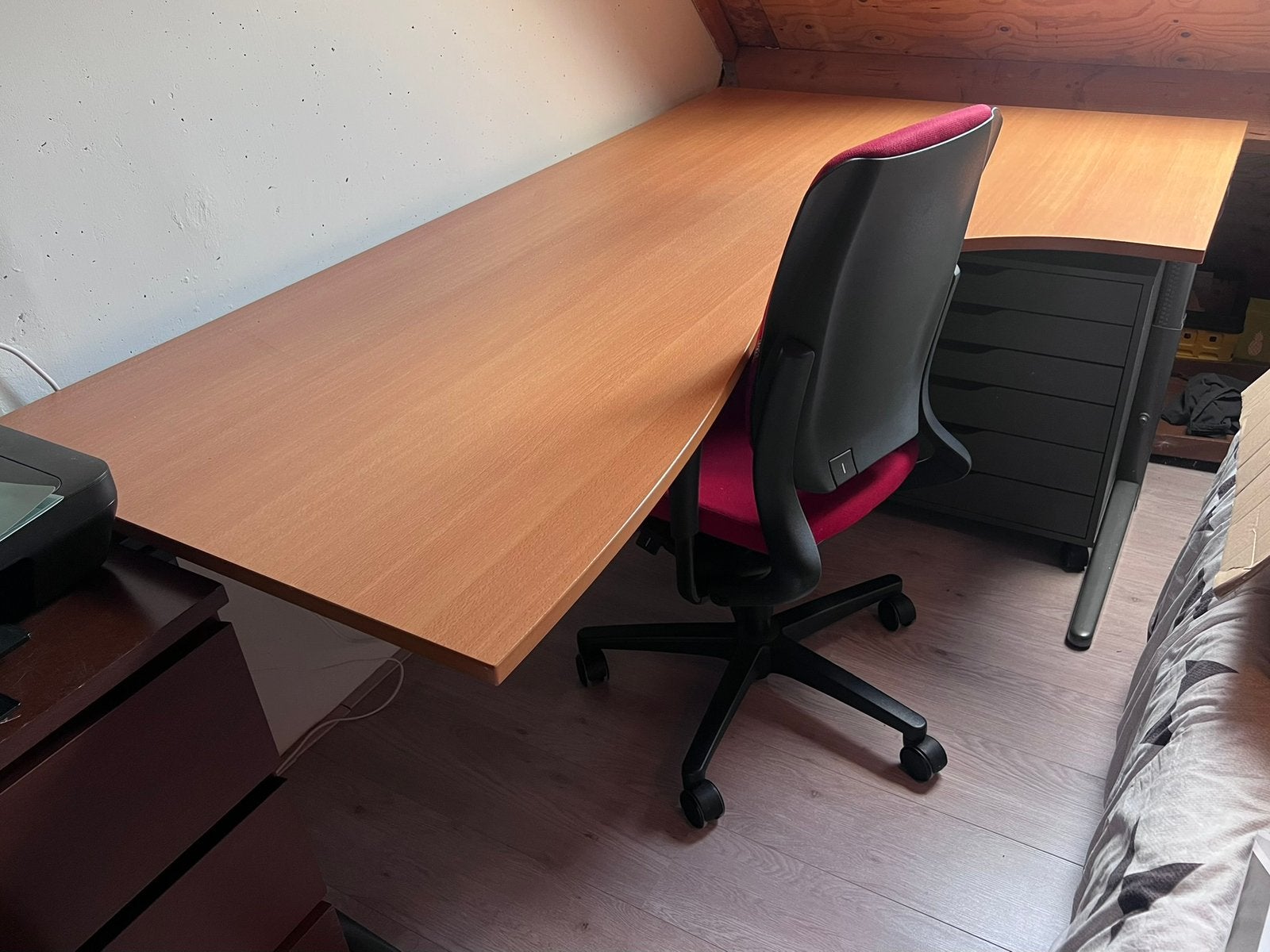 Ahrend bureau (evt met bureaustoel en ladekastje), Huis en Inrichting, Bureaus, Ophalen, Zo goed als nieuw