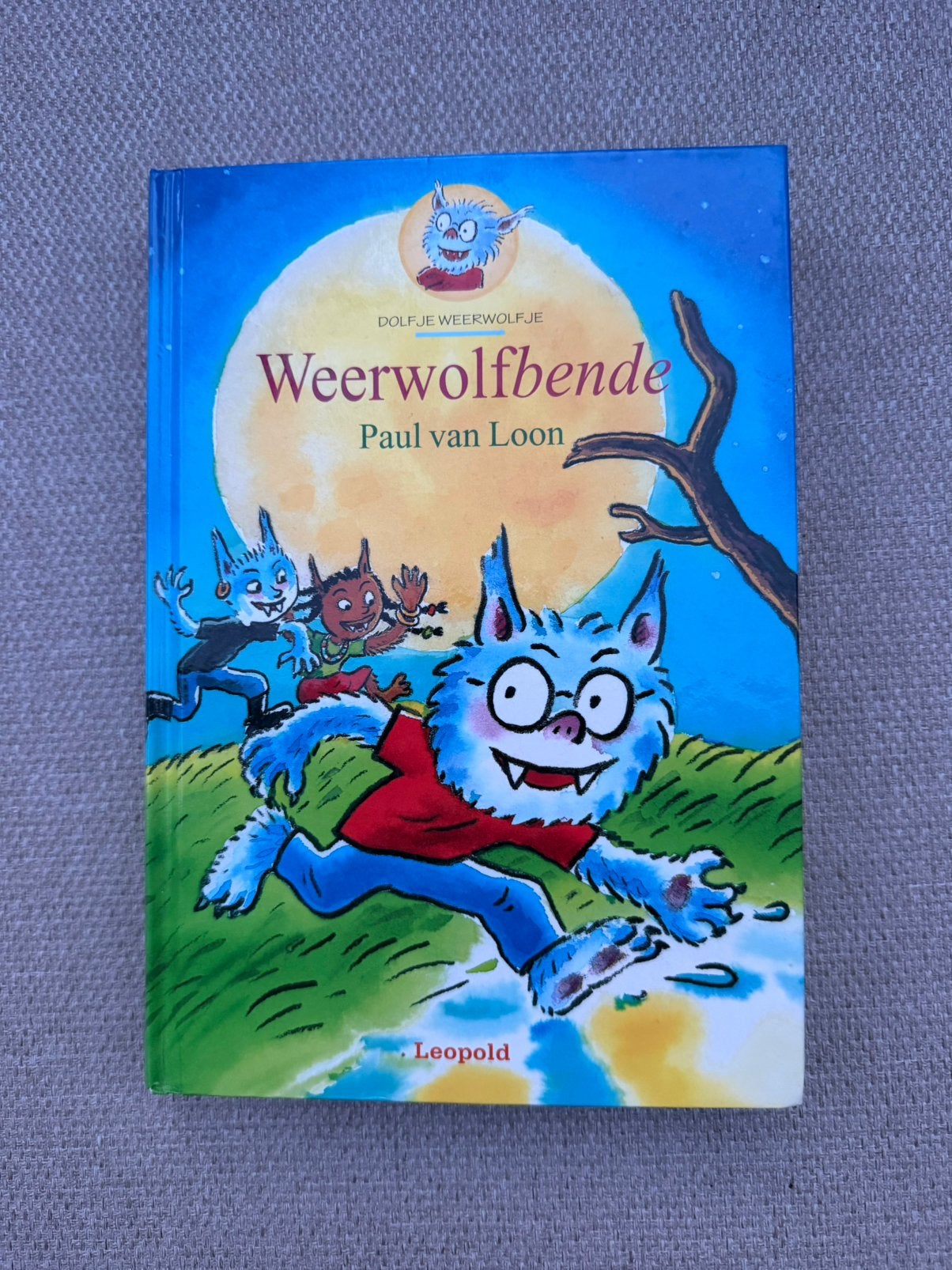 Boek Dolfje weerwolfje 8, Weerwolfbende, Ophalen of Verzenden, Zo goed als nieuw, Fictie algemeen
