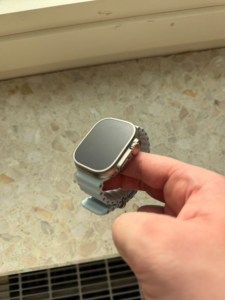 Apple Watch Ultra met lichtblauw bandje