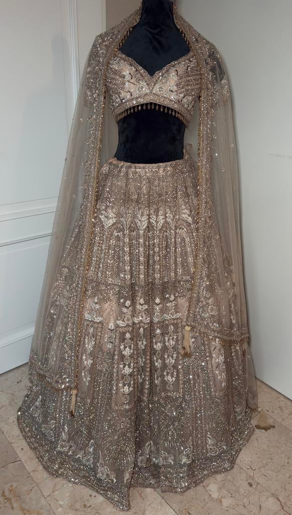 Exclusieve Handgemaakte Bridal Lehenga - NIEUW, Ophalen, Nieuw, Beige, Overige typen
