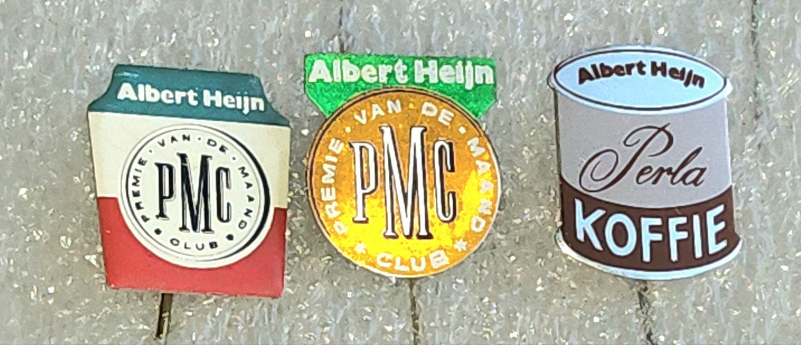 3 Albert Heijn Speldjes: PMC Club en Perla Koffie, Ophalen of Verzenden, Gebruikt, Overige onderwerpen, Speldje of Pin
