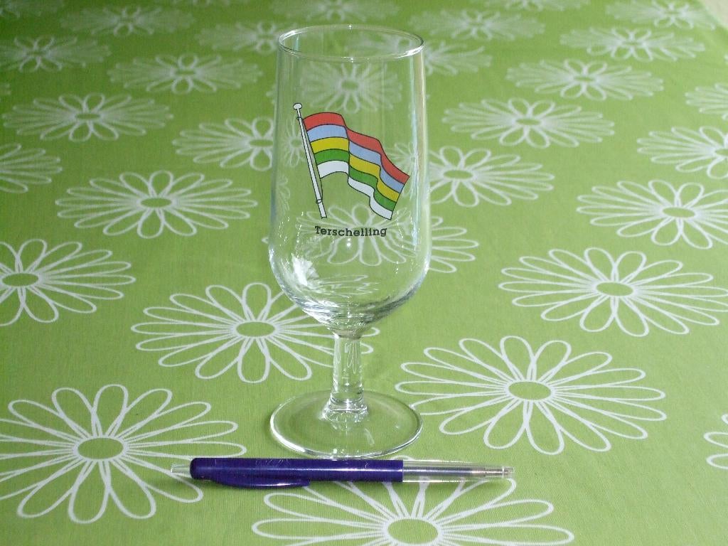 Glas Terschelling met vlag op voet, Ophalen of Verzenden, Gebruikt