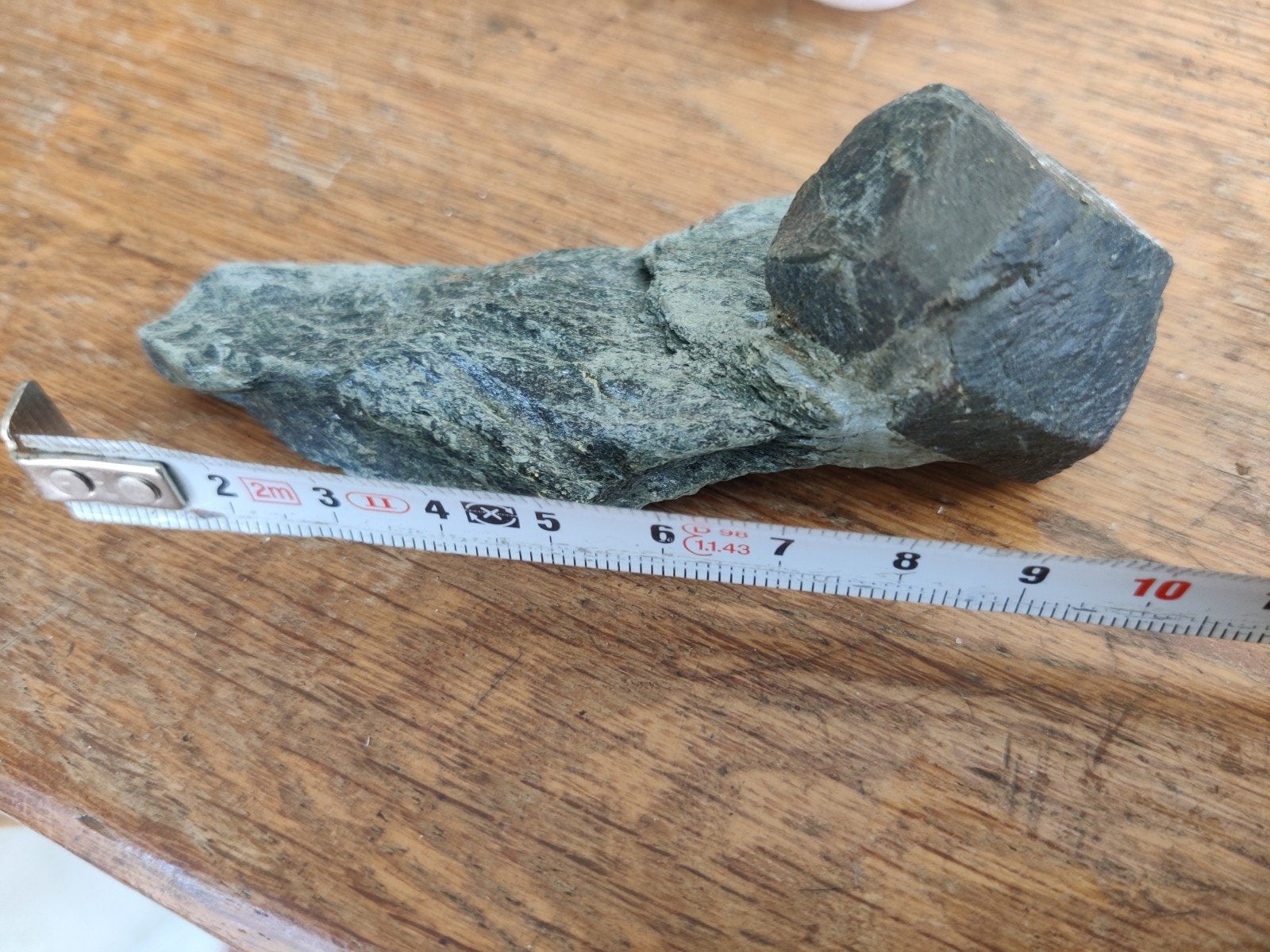 fors  granaatkristal ingebed in chlorietschist., Ophalen of Verzenden