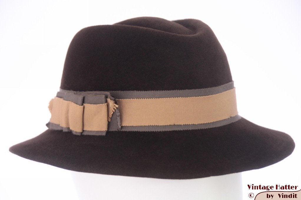 Vintage Dameshoed bruin velour 56 gratis verzenden binnen NL, Kleding | Dames, Ophalen of Verzenden, Zo goed als nieuw, 56 of 57 cm (M, 7 of 7⅛ inch)