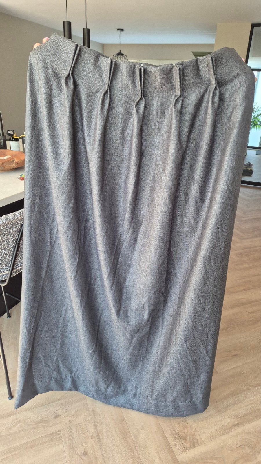 Twee hoogwaardige gordijnen 133x155cm - donkergrijs, Verduisterend, Ophalen of Verzenden, Zo goed als nieuw, Gordijn